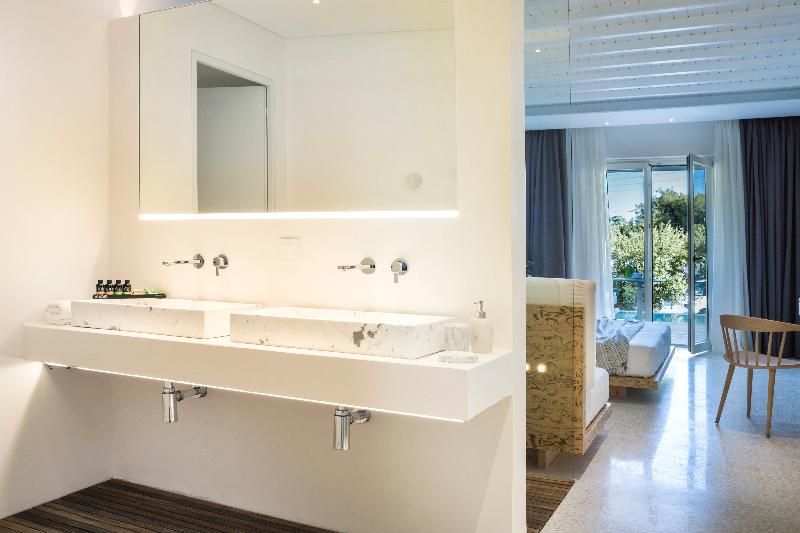 اتاق پرمیوم, The Kuala Lumpur Journal