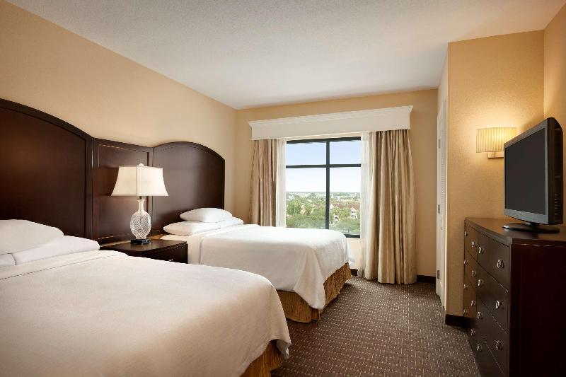 اتاق لوکس سه تخته, The Kuala Lumpur Journal