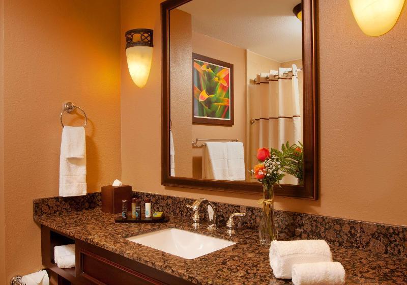 اتاق لوکس سه تخته, The Kuala Lumpur Journal