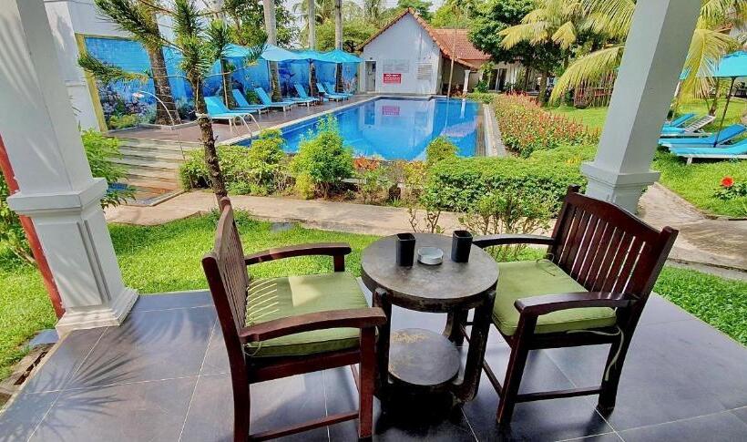 خانه یا کلبه ی ییلاقی با نمای استخر, Terrace Resort