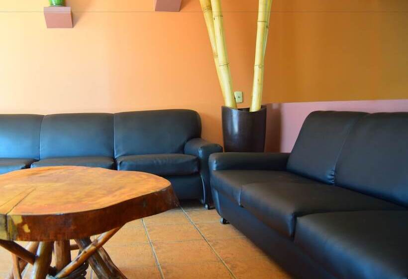 سوییت, Xolotlán Hostel