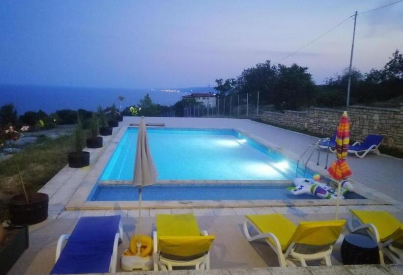 Appartement 1 Chambre Vue Mer, апартамент с изглед към морето и външен басейн