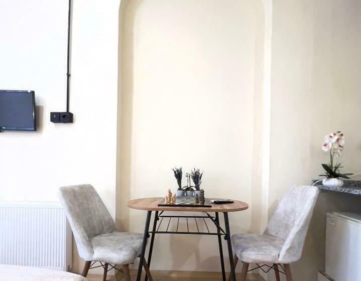 جناح جونيور, Golden Door