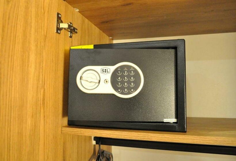 جناح جونيور, Golden Door