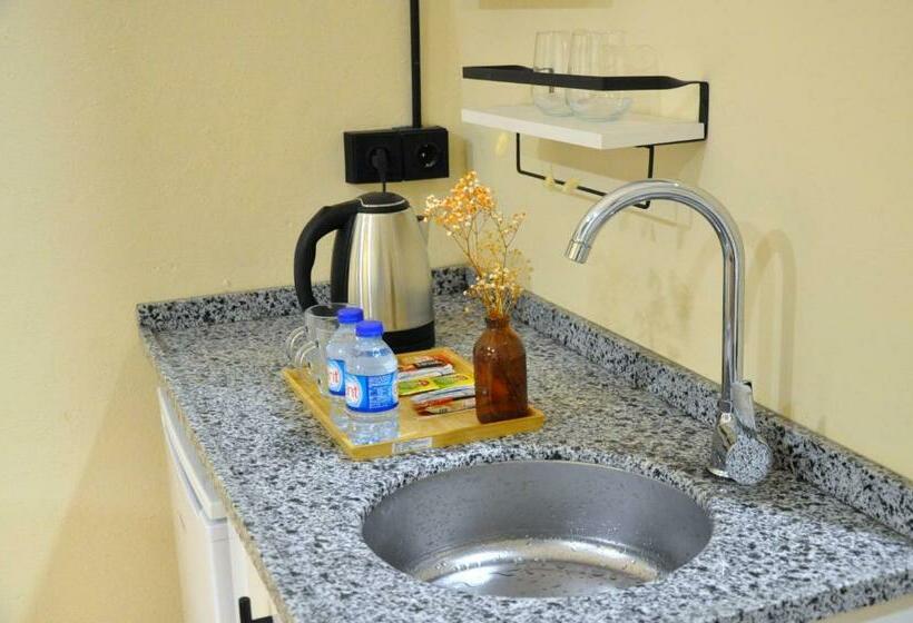 جناح جونيور, Golden Door