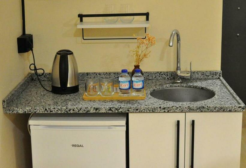 جناح جونيور, Golden Door