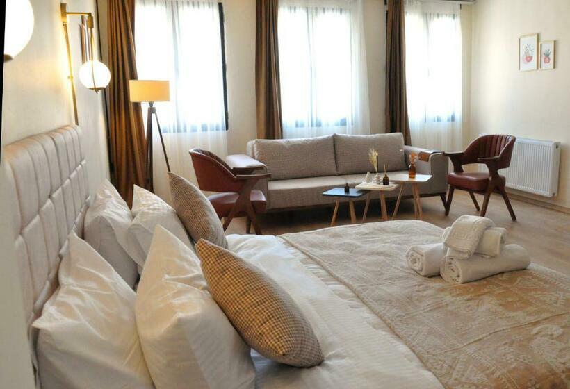 جناح ديلوكس, Golden Door