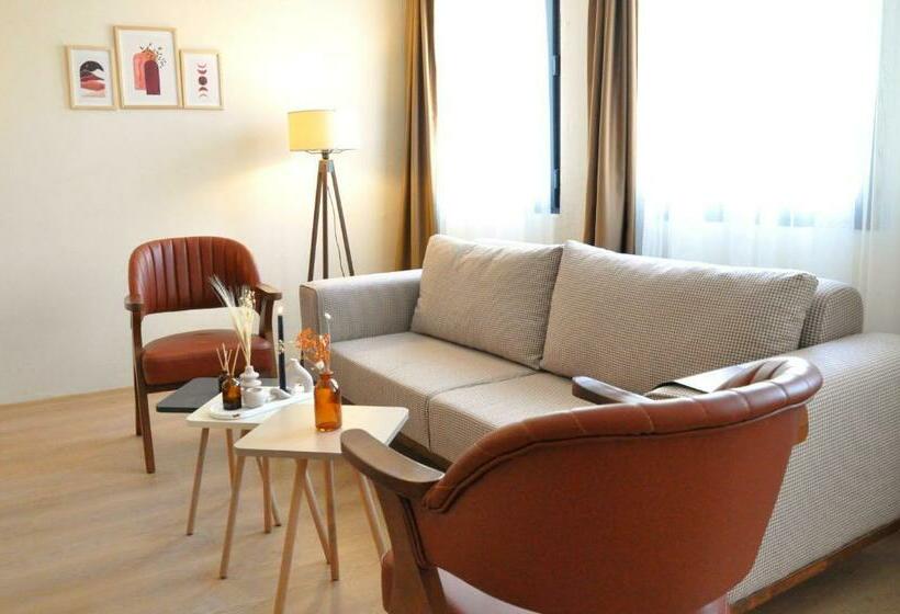 جناح ديلوكس, Golden Door