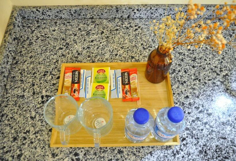 جناح جونيور, Golden Door