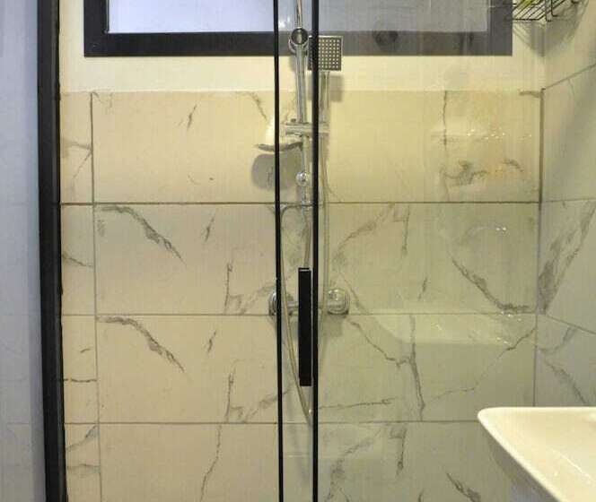 جناح إدارى, Golden Door