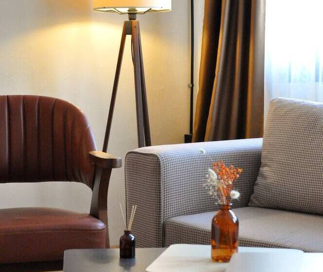 جناح إدارى, Golden Door