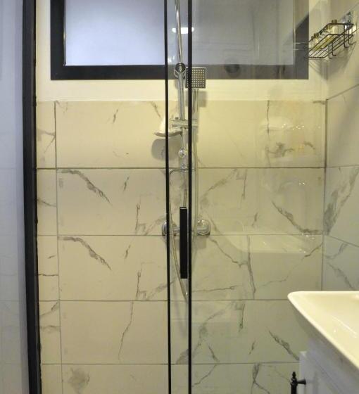 جناح ديلوكس, Golden Door