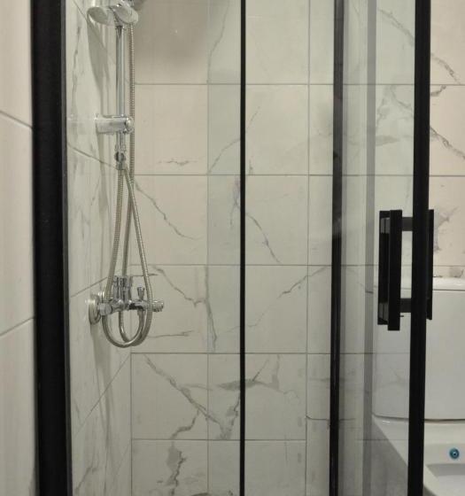 جناح ديلوكس, Golden Door