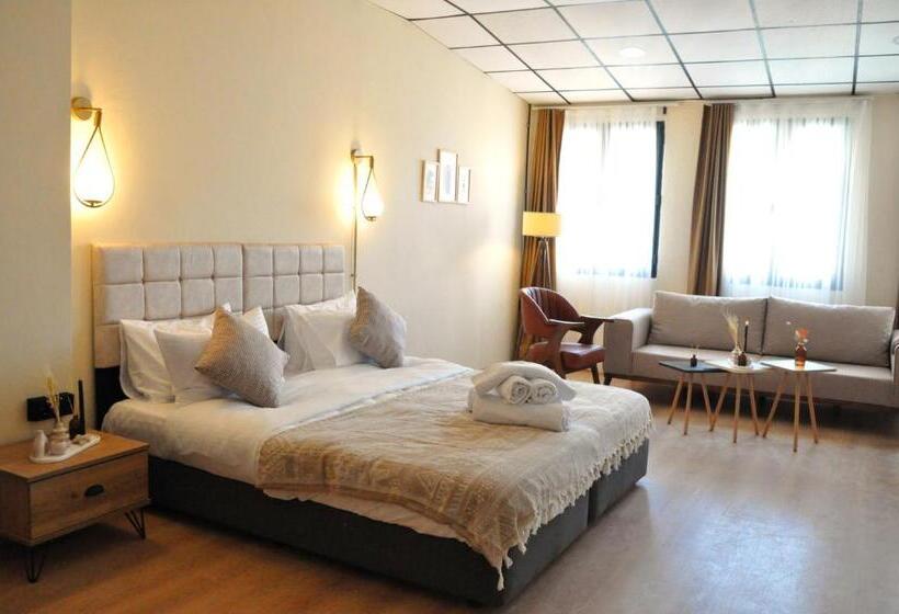 جناح ديلوكس, Golden Door