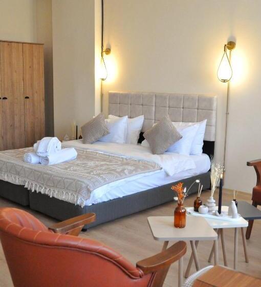 جناح ديلوكس, Golden Door