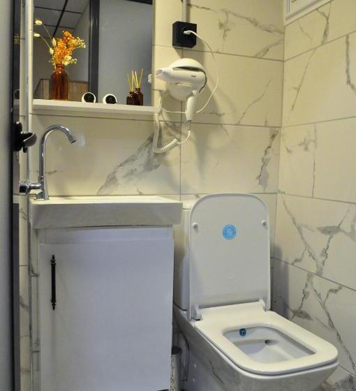 جناح سرير كينج, Golden Door