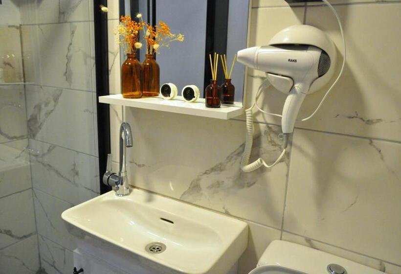 جناح سرير كينج, Golden Door