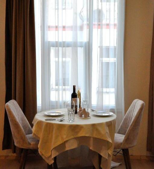 جناح سرير كينج, Golden Door