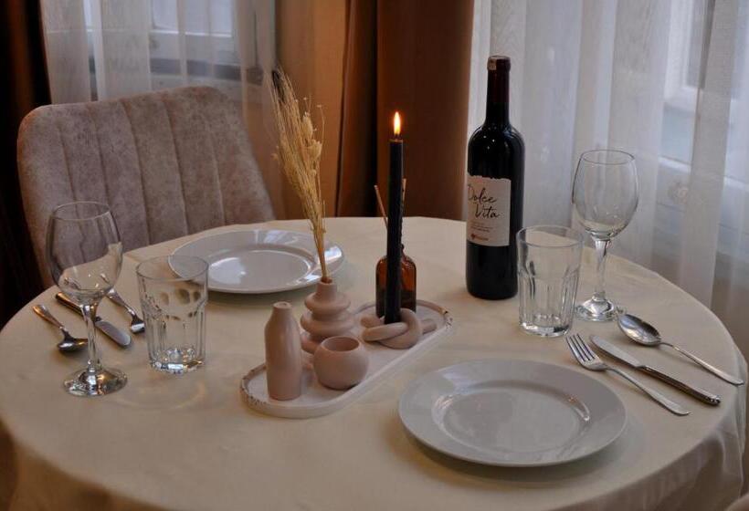 جناح سرير كينج, Golden Door