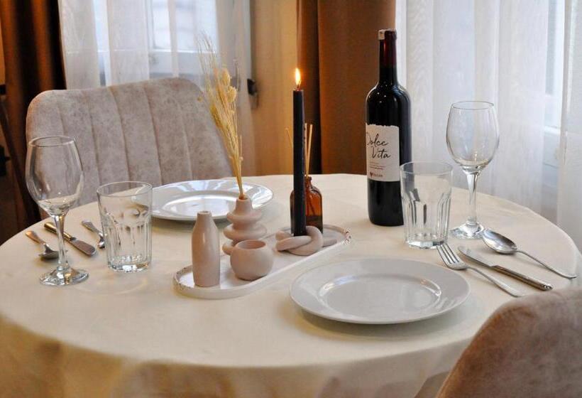 جناح رئاسى, Golden Door