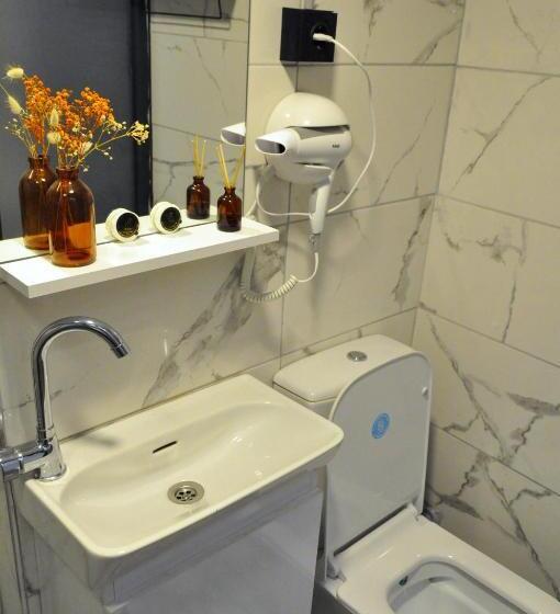 جناح إدارى, Golden Door