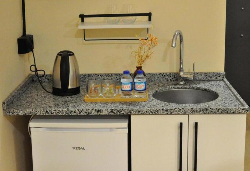 جناح إدارى, Golden Door