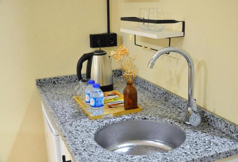 جناح إدارى, Golden Door