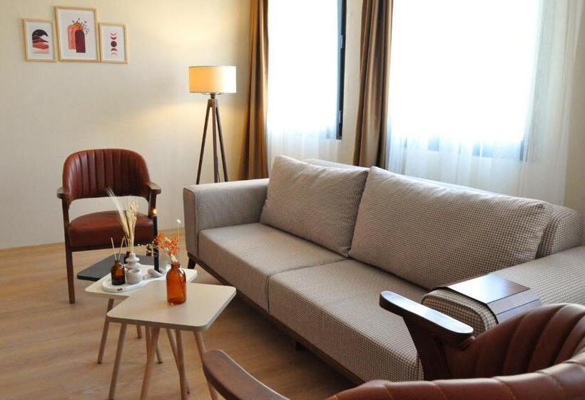 جناح إدارى, Golden Door