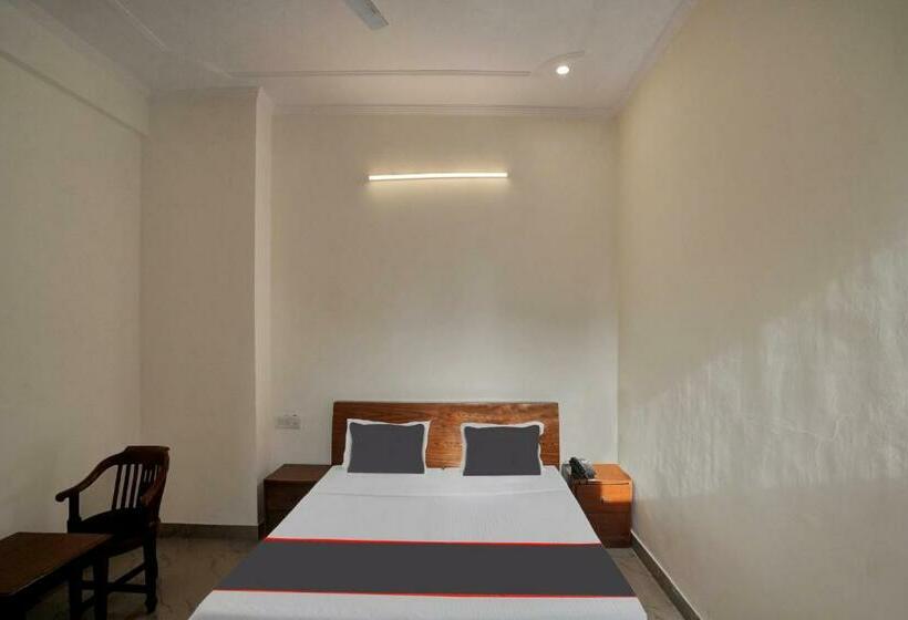 Classic Kolmen Hengen Huone, Oyo Flagship 81084 Radiant Stay