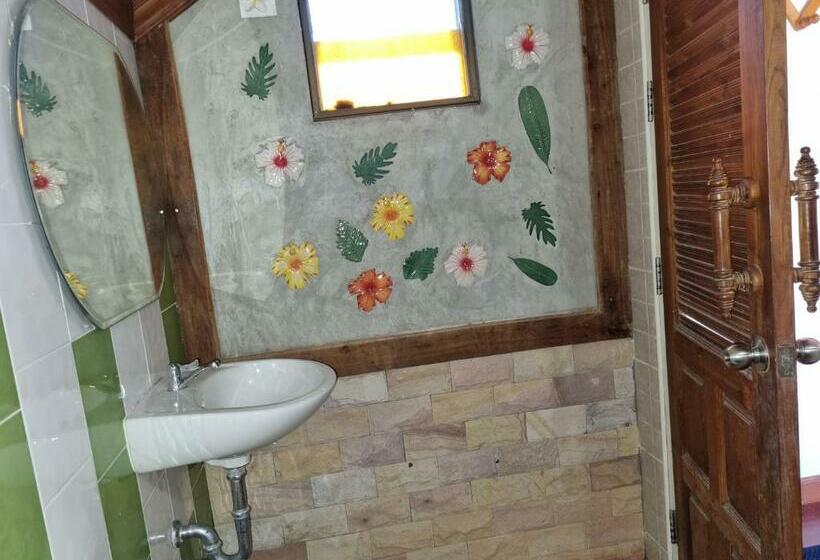 غرفة قياسية رباعية مطلة على البحر, Hello Sichang Bungalow