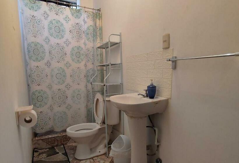 Семейный Номер, Hostal Antonella Los Angeles
