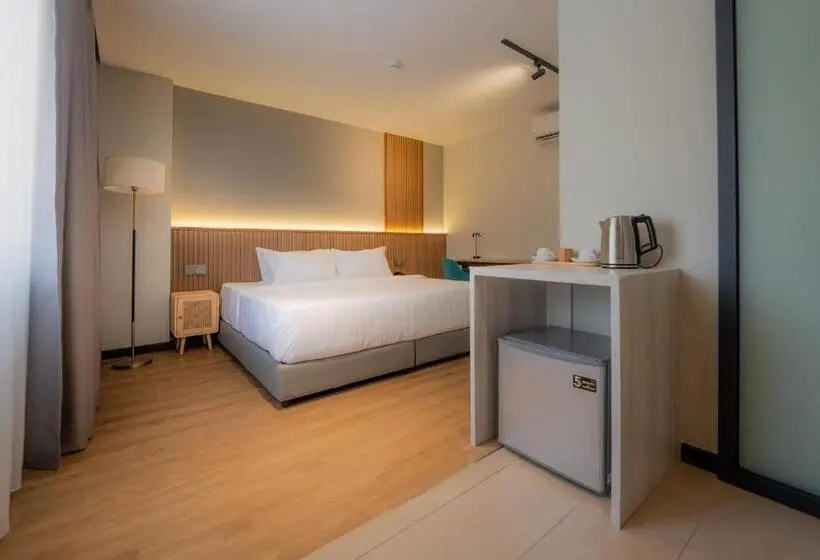 キングサイズベッドのデラックスルーム, Matata Hotel Kota Kinabalu