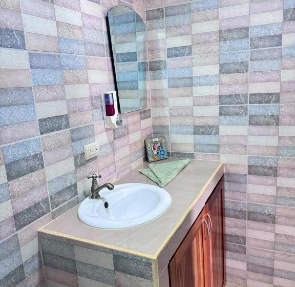 اتاق اکونومی, El Chaman