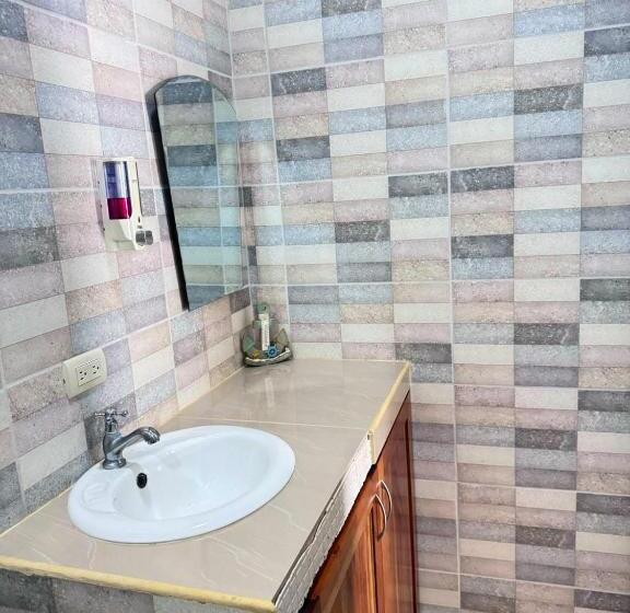 اتاق اکونومی یک تخته, El Chaman