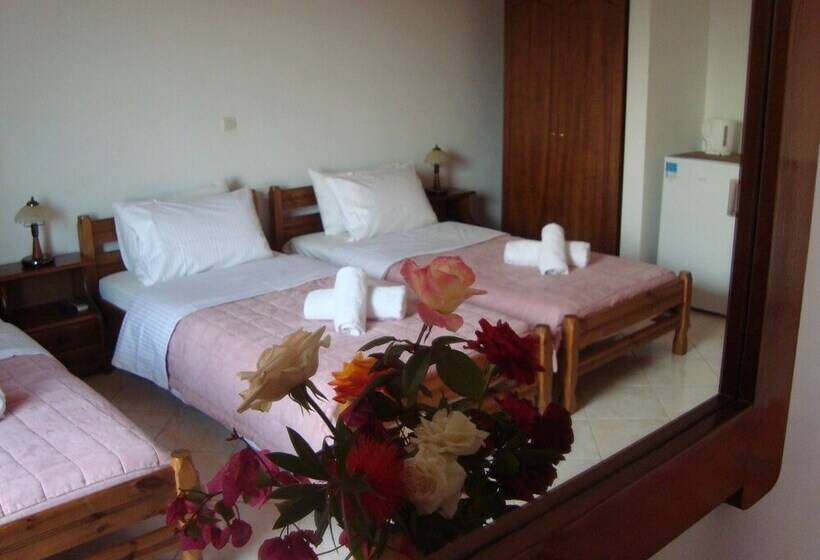 חדר סטנדרט לשלושה, Athina