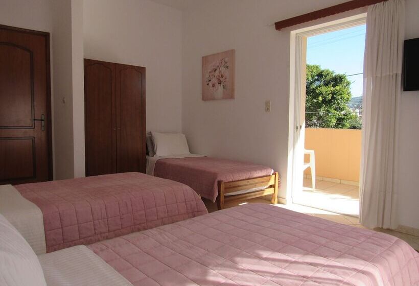 חדר סטנדרט לשלושה, Athina