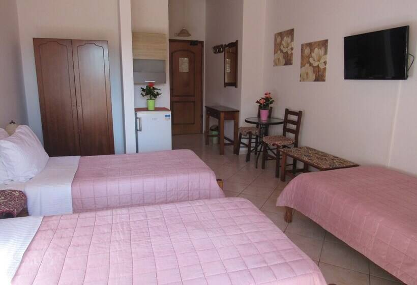 חדר סטנדרט לשלושה, Athina