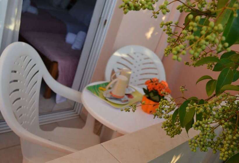 חדר סטנדרט לשלושה, Athina