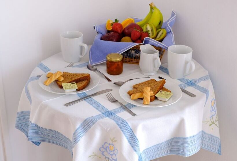 חדר סטנדרט לשלושה, Athina