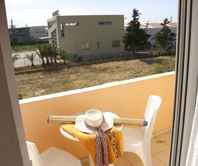 חדר סטנדרט לשלושה, Athina