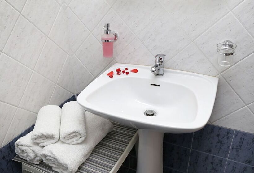 חדר סטנדרט לשלושה, Athina