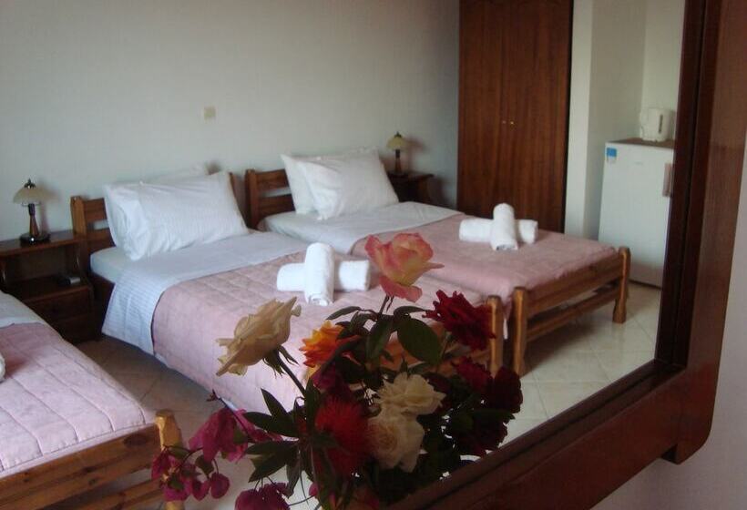 חדר סטנדרט לשלושה, Athina