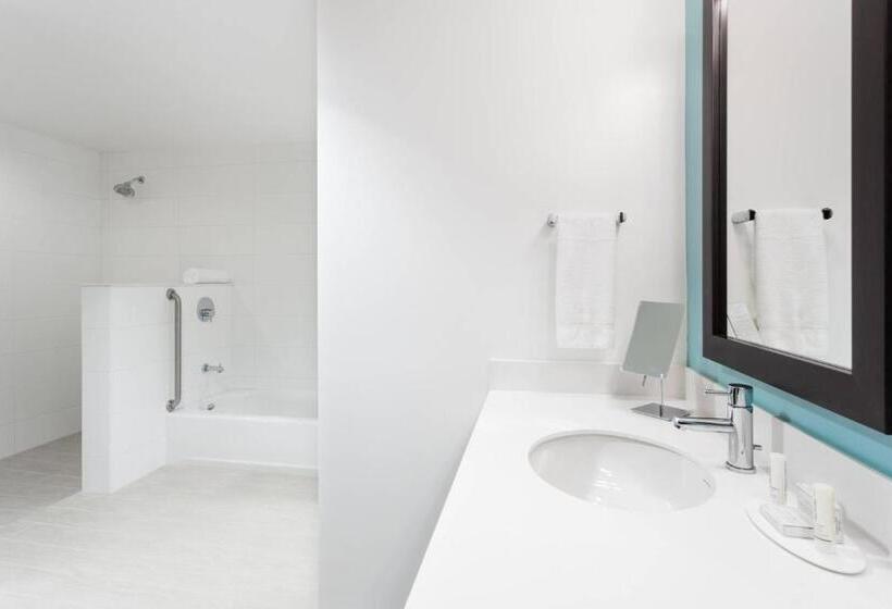 سوئیت با تخت بزرگ, Courtyard By Marriott Kingston, Jamaica