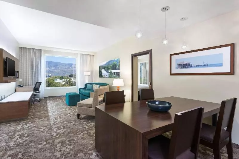 سوئیت با تخت بزرگ, Courtyard By Marriott Kingston, Jamaica