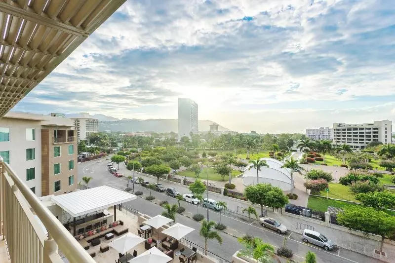 سوئیت با تخت بزرگ, Courtyard By Marriott Kingston, Jamaica