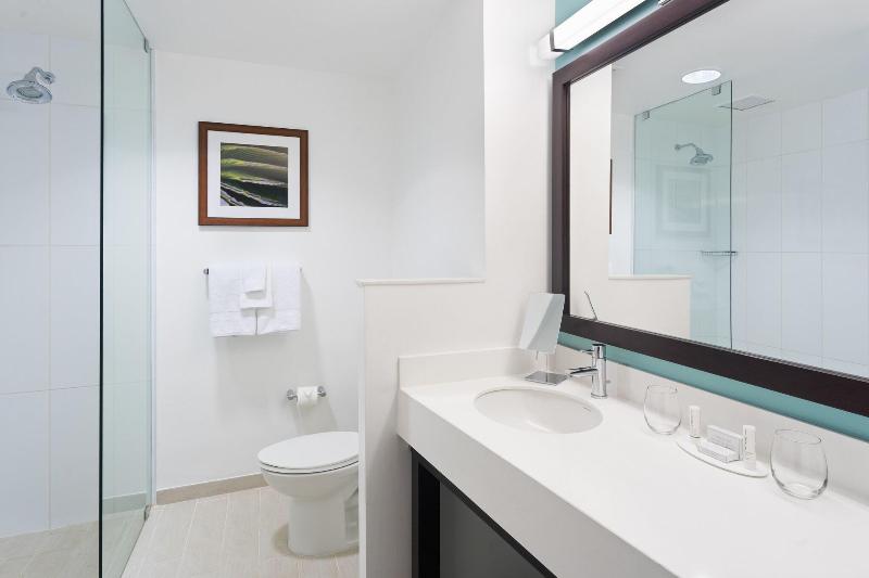 سوئیت با تخت بزرگ, Courtyard By Marriott Kingston, Jamaica