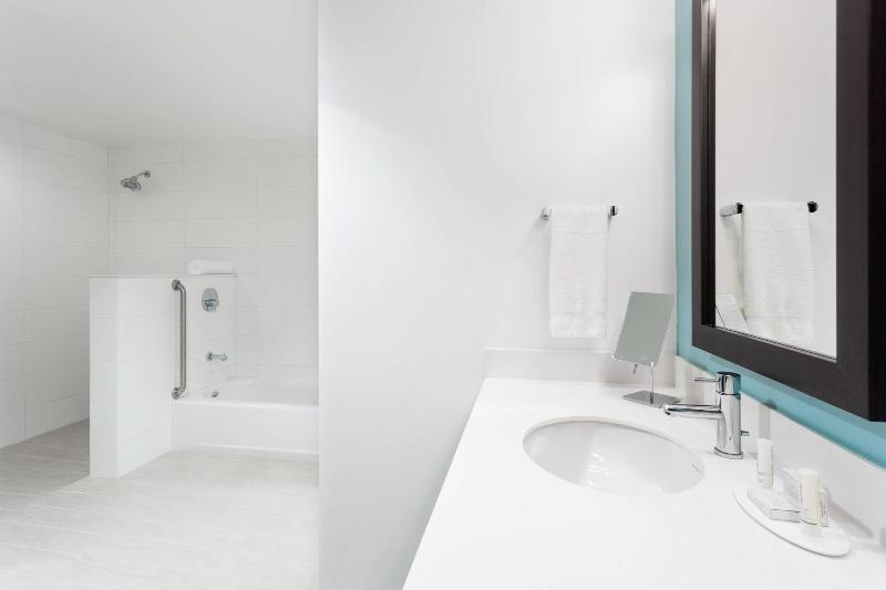 سوئیت با تخت بزرگ, Courtyard By Marriott Kingston, Jamaica