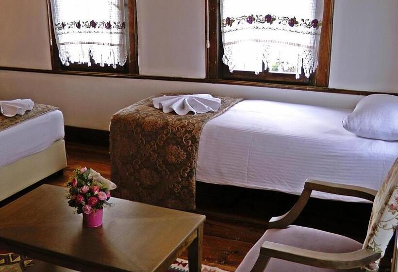 اتاق استاندارد سه نفره, Kadıoğlu Konağı