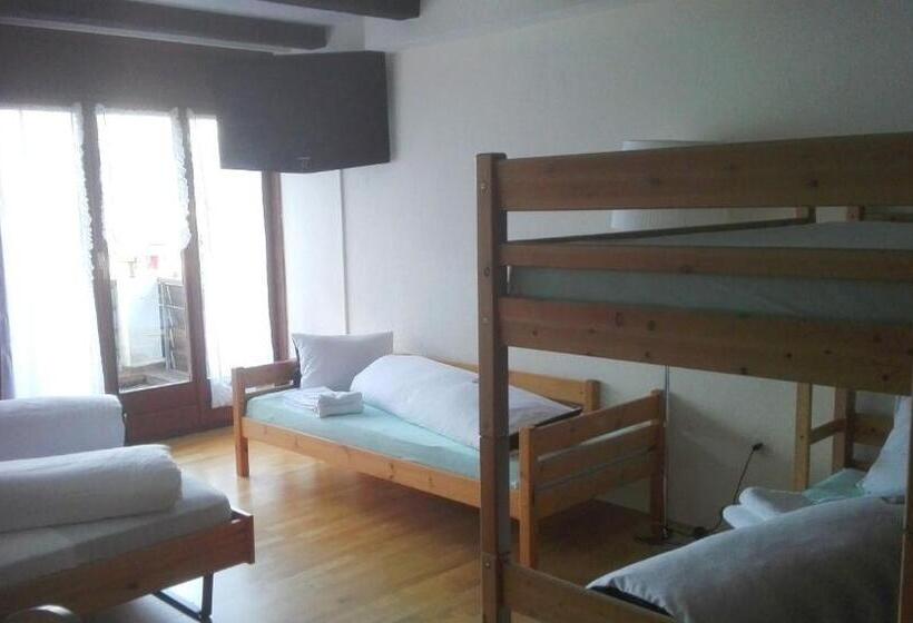 חדר משפחתי, Minster