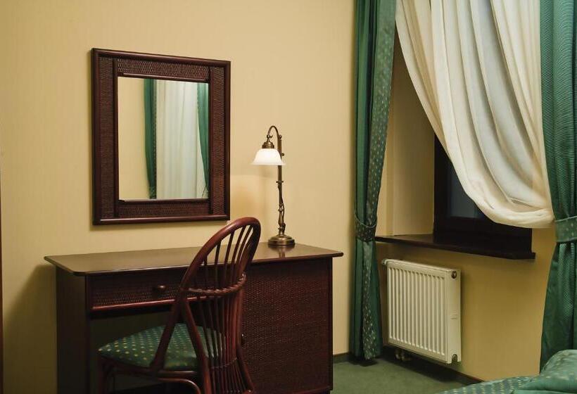 标准三人间, Pensjonat Lorien